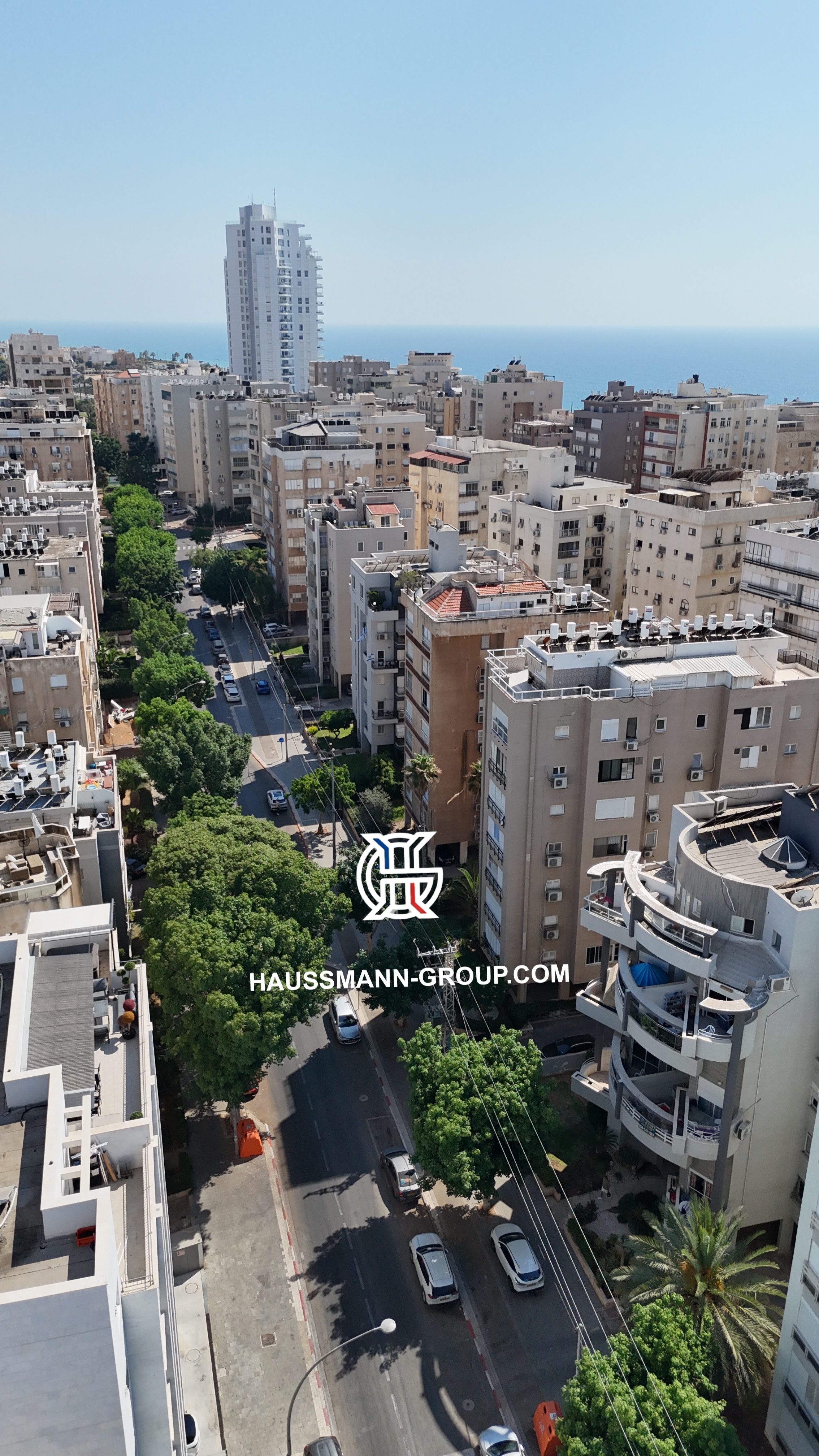 Spacious apartment in the city center with sea views.